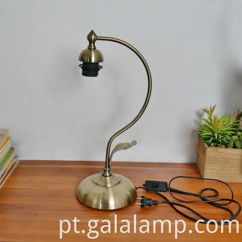 Luminador de mesa floral elegante para um brilho quente do quarto